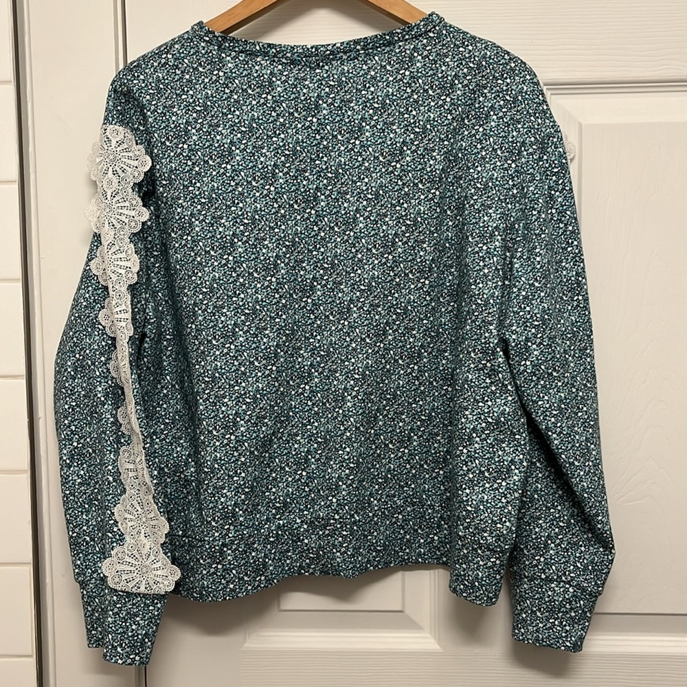NWOT NADYA TOTO blue floral cotton top with lace sleeves, size medium